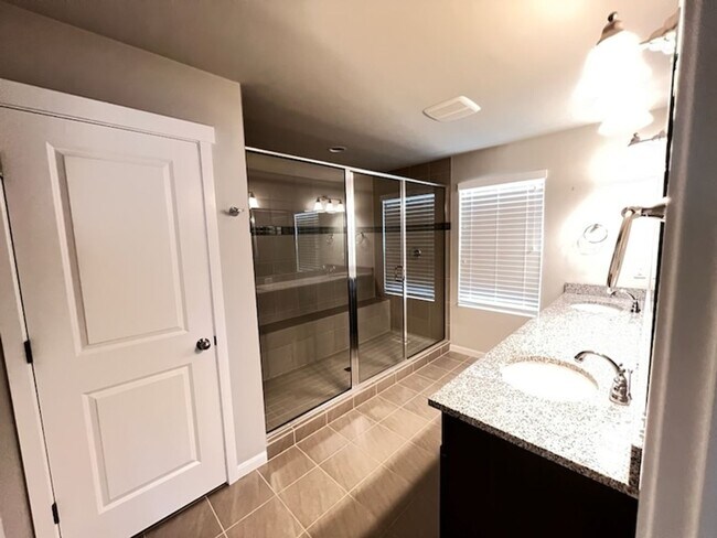 Building Photo - 5 Bedroom plus a Bonus Room in Gig Harbor