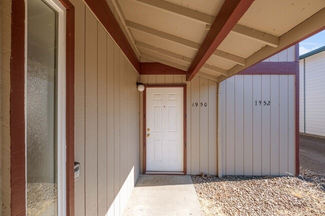 Building Photo - Beautiful 4 Bed, 2 Bath Townhouse with Lots of Closet Space and Laundry In Unit!