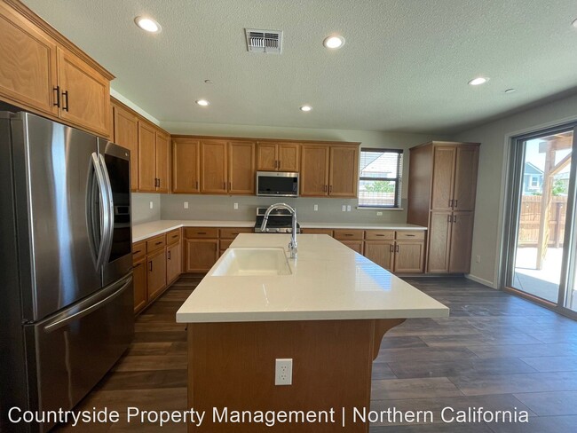 Building Photo - 4 br, 2.5 bath House - 3212 Vintage Drive