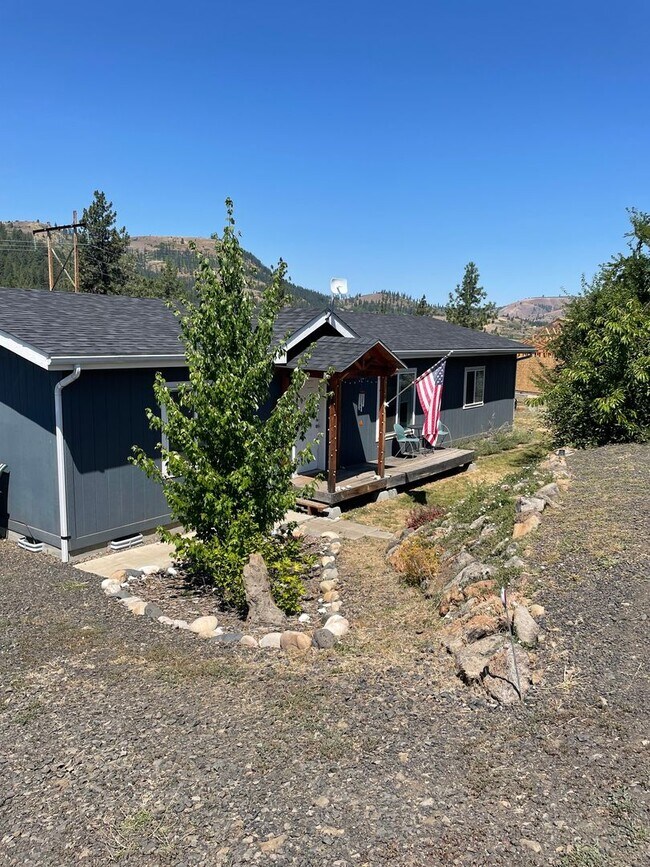 Building Photo - 820 Crest Dr
