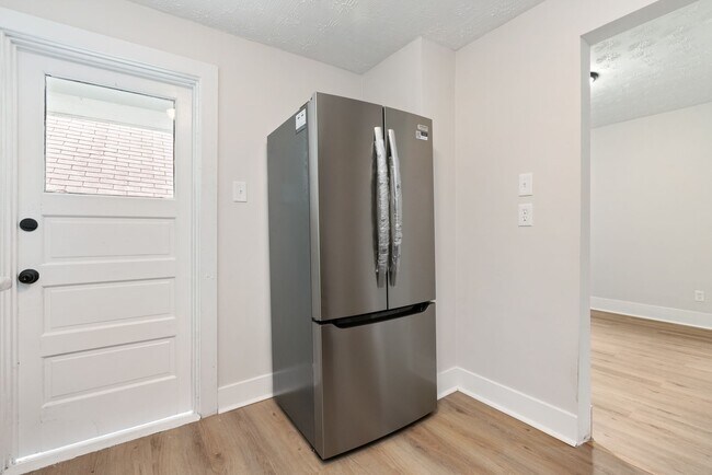 Building Photo - Updated 2 bedroom home in Turtle Creek ava...