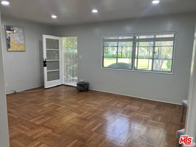 Building Photo - 5286 Village Green