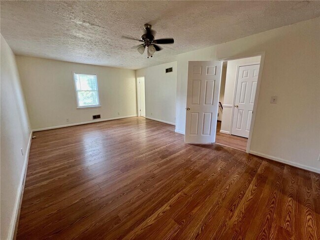 Building Photo - 4005 Shallowford Rd