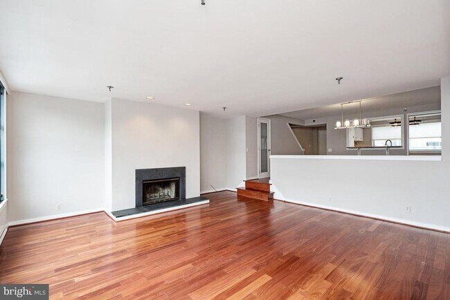 Building Photo - 7 N Christopher Columbus Blvd