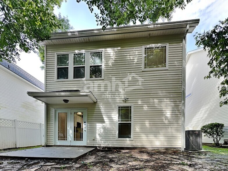 Building Photo - 220 Summer Hill Way