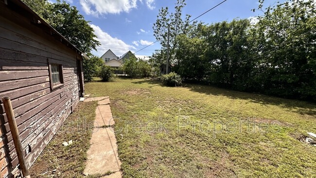 Building Photo - 714 W Hurd St