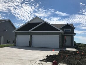 Building Photo - 4 Bed 2 Bath Single Family Home