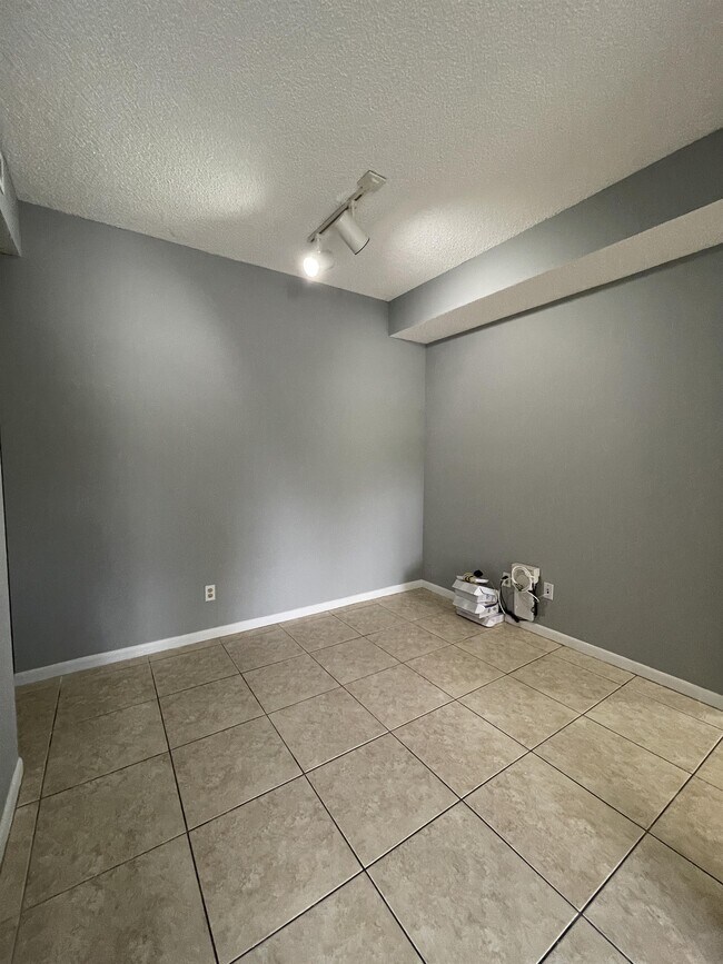 Building Photo - 840 Cypress Park Way