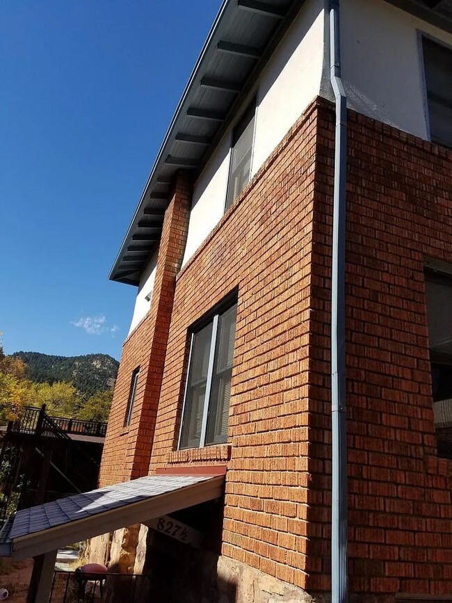 Building Photo - 3 Bedroom Home on the Hill - AVAILABLE NOW!