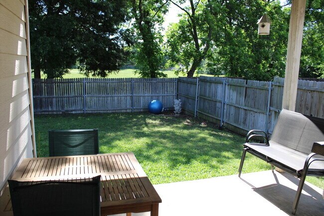 Building Photo - "Spacious 3-Bedroom 2-Bath Retreat in Fort...