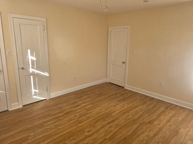 Building Photo - 6213 N Howard St