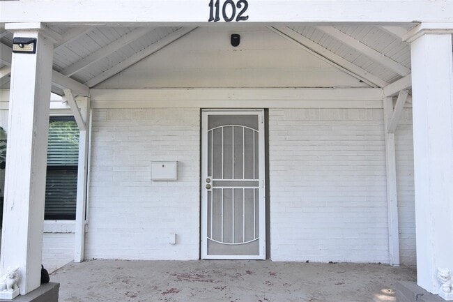 Building Photo - Darling 2 bedroom 1 bath brick cottage Tudor.