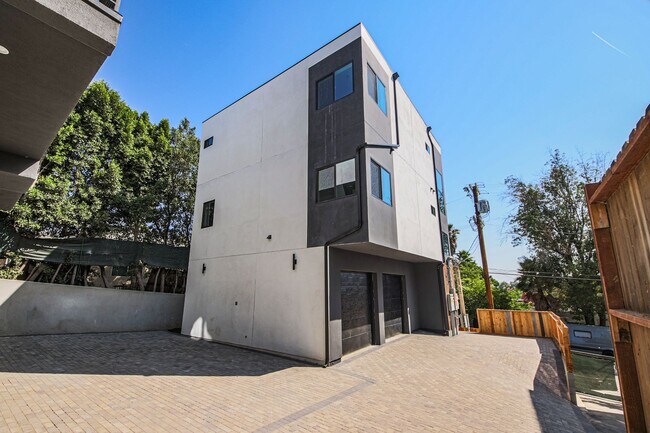 Building Photo - Ultra-Luxury Brand New 2 bed/2.5 bath and ...