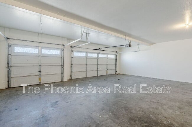 Building Photo - 45929 W Sky Ln