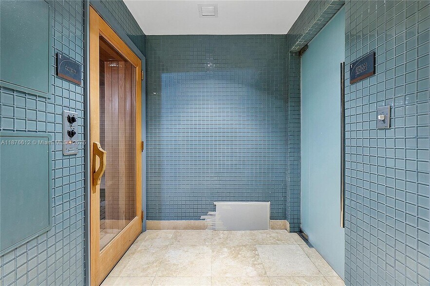 Building Photo - 15811 Collins Ave