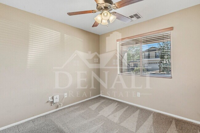 Building Photo - 1090 E Taylor Trail