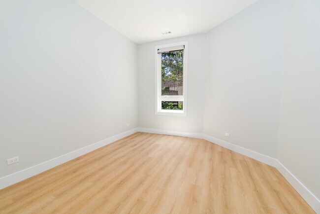 Building Photo - 3947 W Dakin St