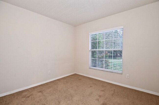 Building Photo - Spacious 3/2 Home with a 2 Car Garage Located in Lake Crescent Pines - Clermont