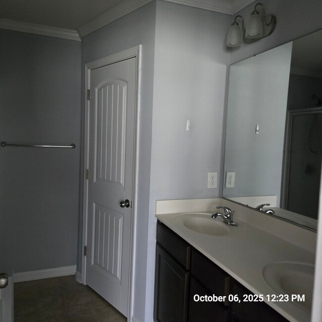 Building Photo - 190 Thornhill Dr