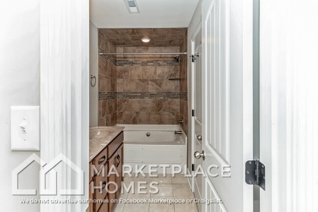 Building Photo - 702 Jim Brown Dr