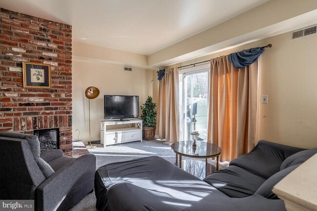 Building Photo - 8 Dickenson Dr