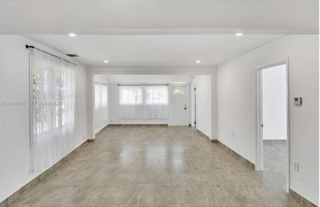 Building Photo - 211 SE 9th St