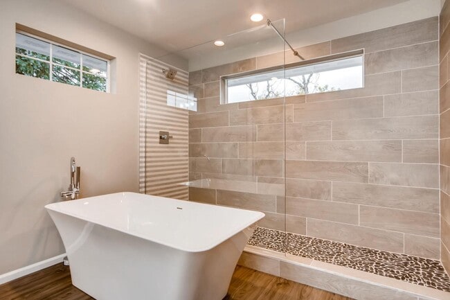 Building Photo - Spacious 5 BED Home for Lease