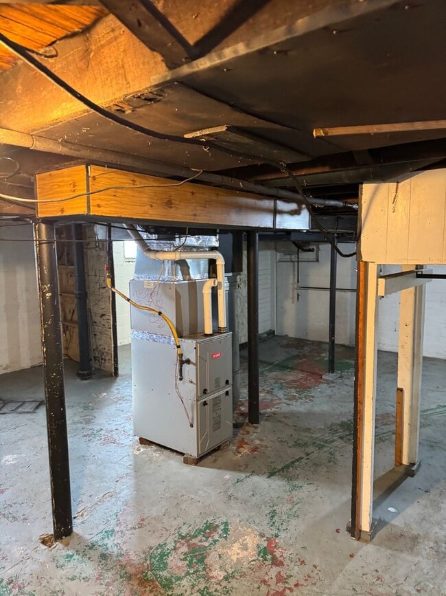 Building Photo - Single Family Home 3 bedroom 1 bath new paint flooring with basement fenced in yard