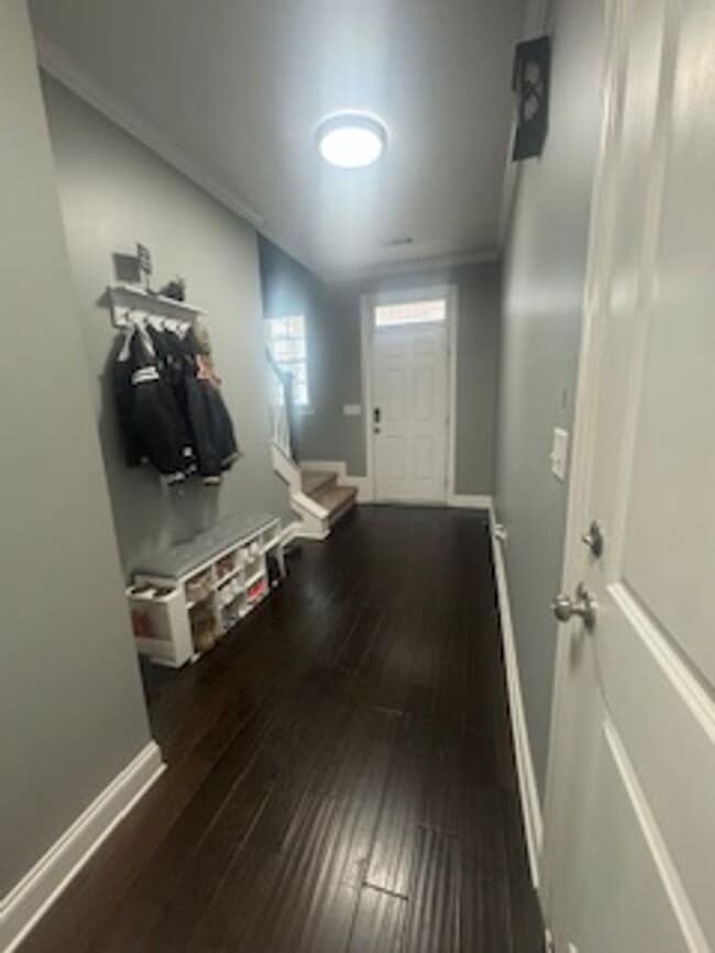 Building Photo - Available Now! Beautiful 3-Bedroom Home in Canterbury Farms