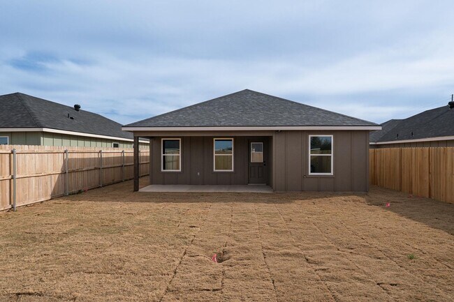 Building Photo - Spacious 3 Bedroom Home Located Less Than 15 Minutes from Stargate with Beautiful Modern Finishes...