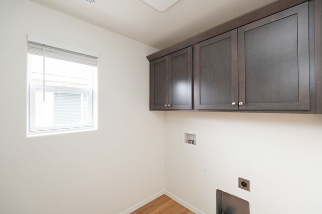 Building Photo - Newly Remodeled 2 Bedroom / 1 Bathroom Cot...