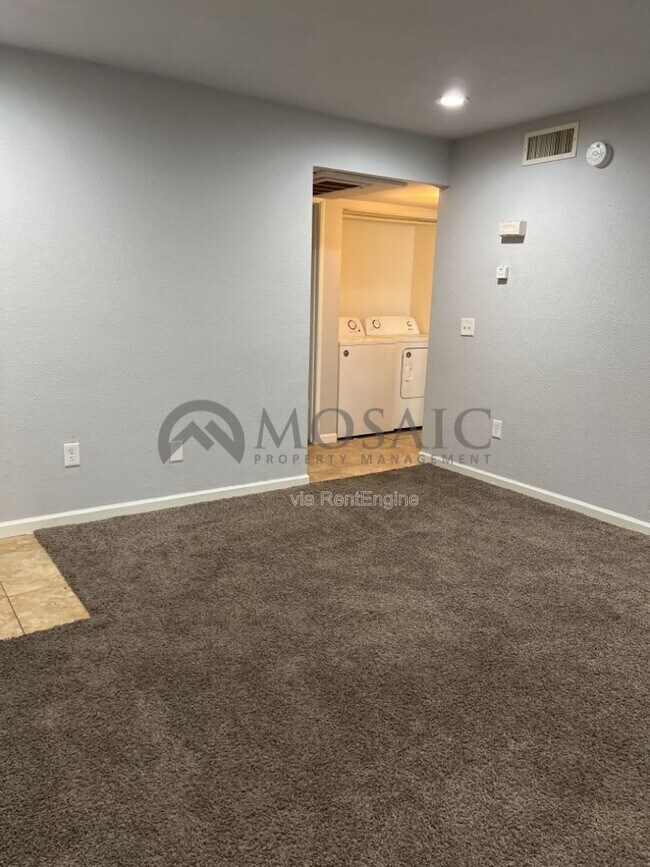 Building Photo - 461 W Holmes Ave