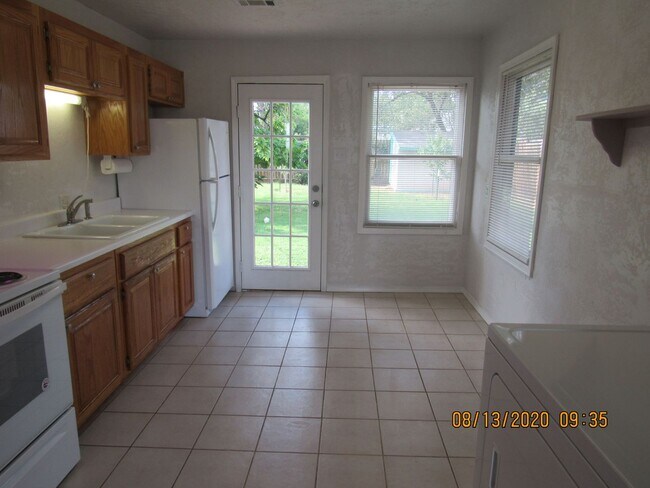 Building Photo - Located walking distance to Cameron University and Comanche Hospital !!