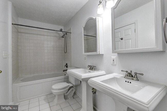 Building Photo - 6263 Woodcrest Dr