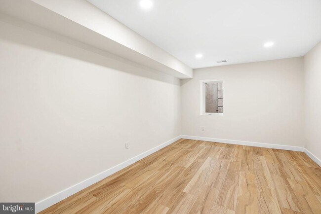 Building Photo - 1124 Dunton St