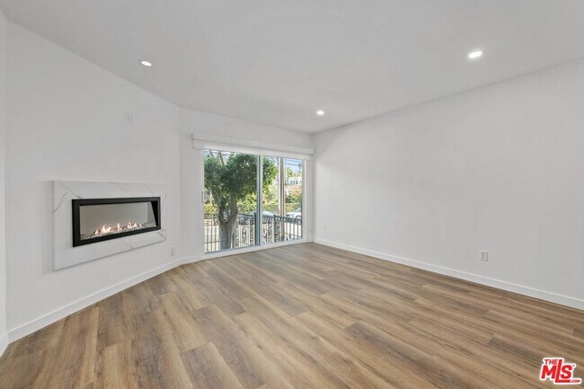 Building Photo - 2449 Beachwood Dr