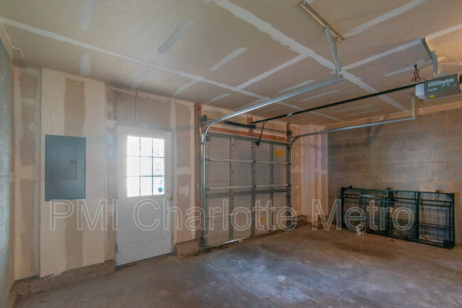 Building Photo - 10484 Alexander Martin Ave