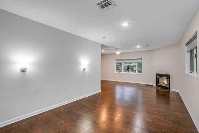 Building Photo - 8 Waibel Dr