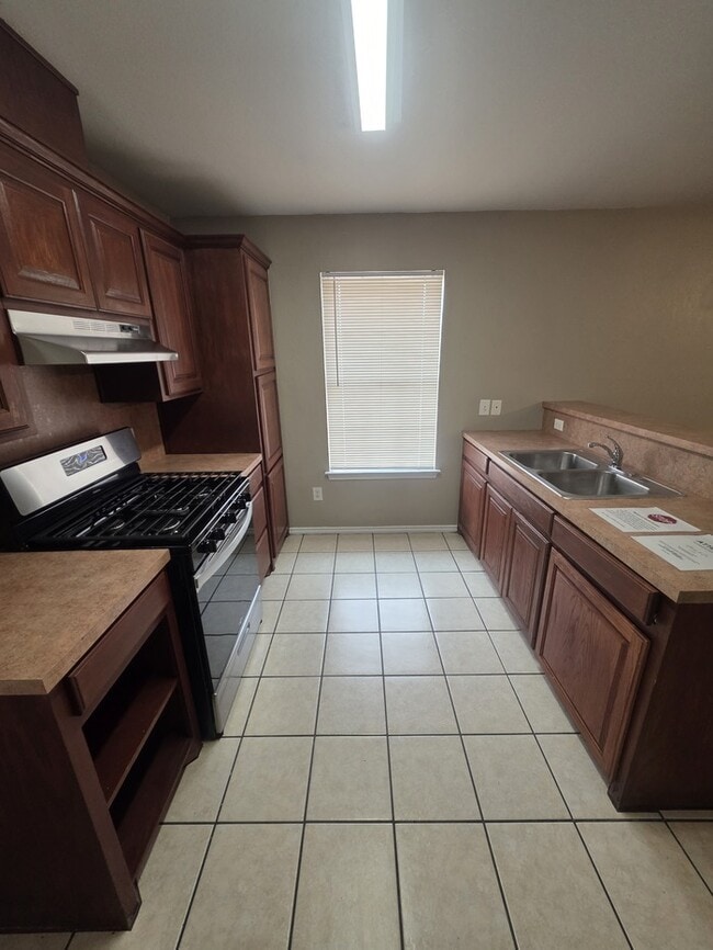 Building Photo - 3 bed 2 bath home