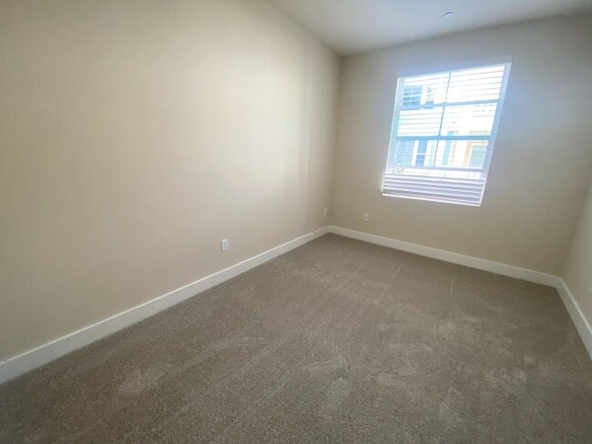 Building Photo - Updated 1 bedroom 55+ Community across from Wilson Park!