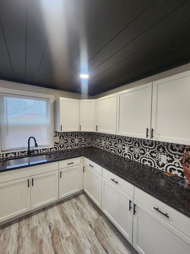 Building Photo - Spacious 3 Bedroom Duplex Near 10th and Sherman Dr.