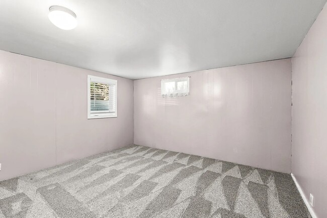 Building Photo - 2112 E 10th Ave