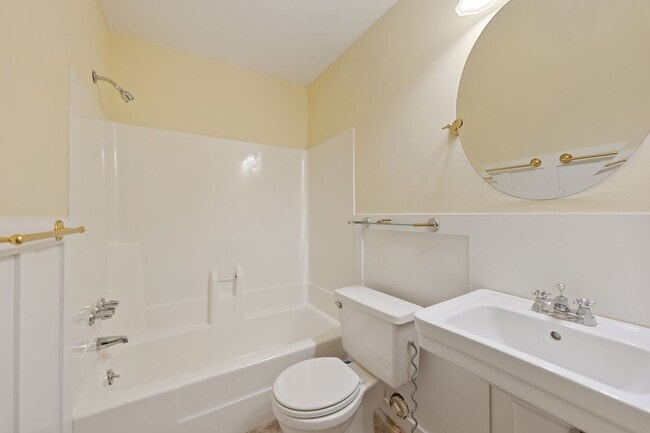 Building Photo - 2 Bed/2 Bath Apartment Located in The Highly Desirable Village District.