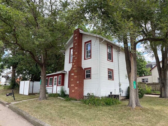 Building Photo - 302 Glen St