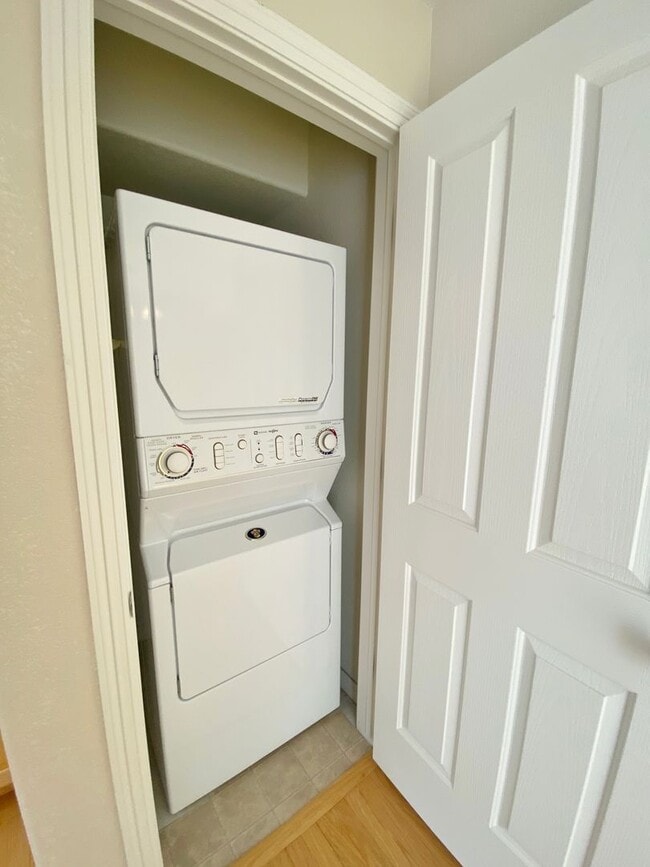 Building Photo - Renovated 2 Bedroom 2.5 Bathroom Condo in ...