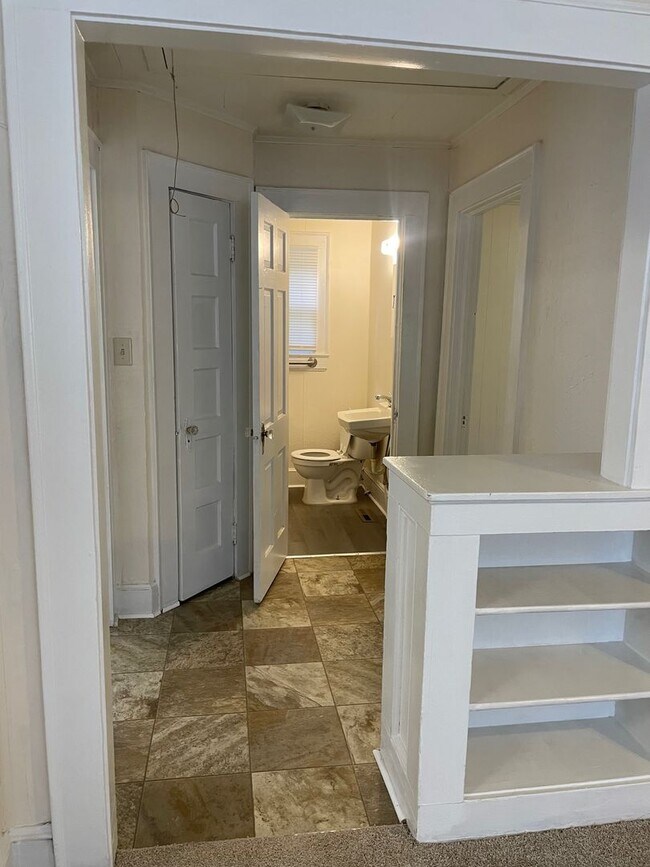 Building Photo - 420 N Elm St