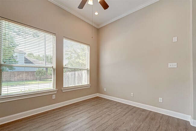 Building Photo - 70 W Montfair Blvd