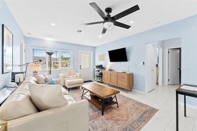 Building Photo - 908 SW 12th Ct