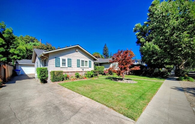 Building Photo - Beautiful 3bd Single Story House on One of...