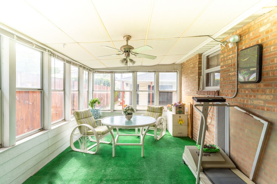 Building Photo - 6046 S Melvina Ave